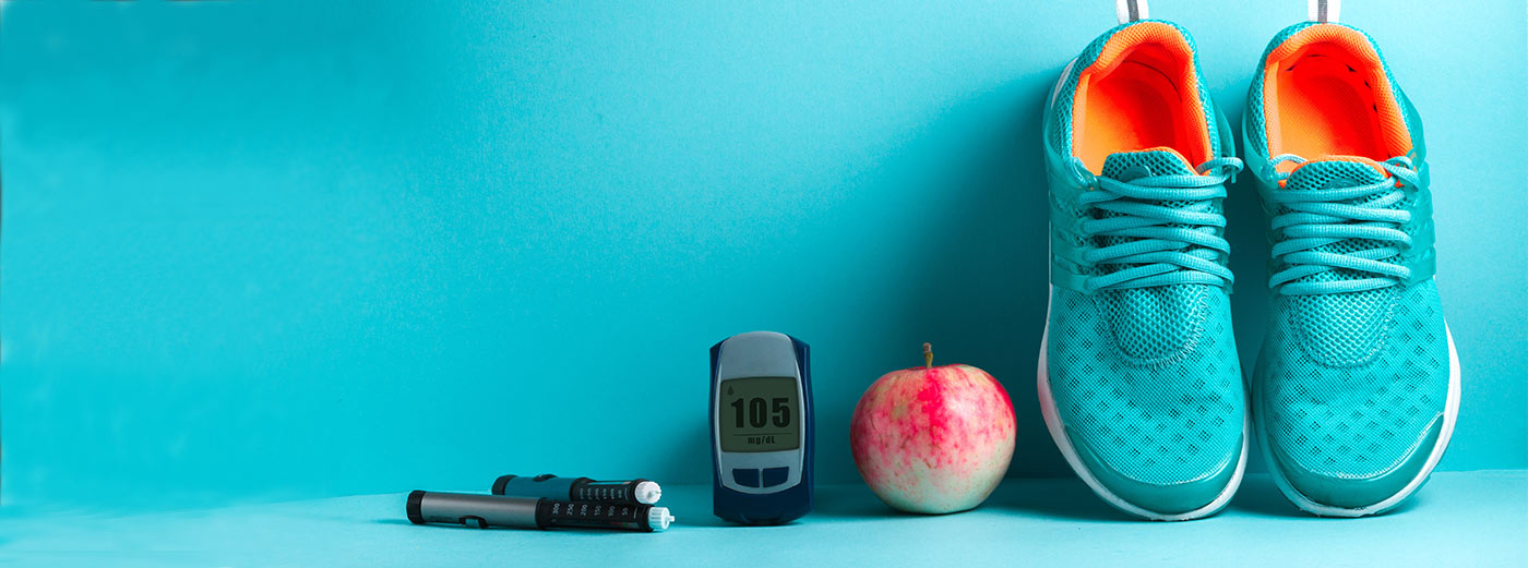 Bild: Laufschuhe neben Apfel neben Blutzuckermessgerät